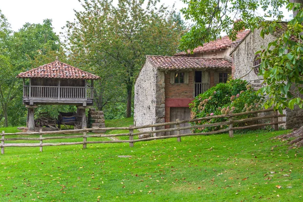 Asturias'ın Doğusu Etnografya Müzesi, İspanya, 29 Ağustos 2019. Yatay horreo ve ev ile giriş görünümü