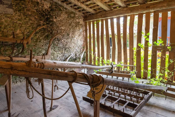 Asturias'ın Doğusu Etnografya Müzesi, İspanya, 29 Ağustos 2019. Ahşap pulluklu eski samanlık