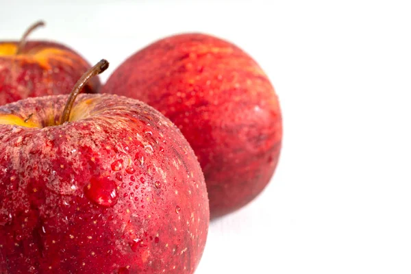 Nahaufnahme Von Roten Äpfeln Mit Wassertropfen Der Erste Fokussiert Der — Stockfoto