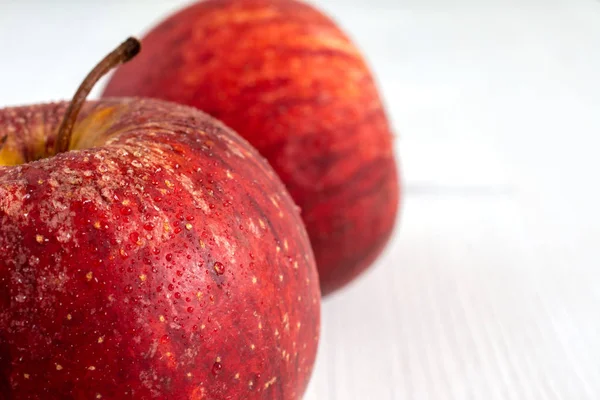 Nahaufnahme Von Roten Äpfeln Die Erste Fokussiert Die Zweite Unscharf — Stockfoto