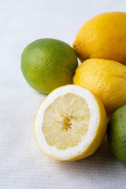 Limonlu ve limonlu yarım limonlu, beyaz bulaşık bezli, seçici odaklı, dikey