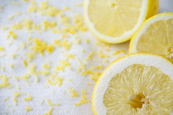 Primer Plano Mitad Limones Ralladura Limón Paño Cocina Blanco Enfoque —  Fotos de Stock