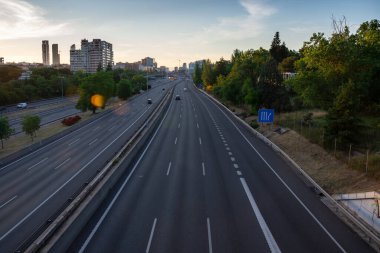 Karanlık çöktüğünde bir otoyol köprüsünden görüntü az trafik ve yatay