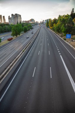 Gün batımında Madrid, İspanya 'da, gözaltı sırasında, boş bir otoyol köprüsünden şehir manzarası