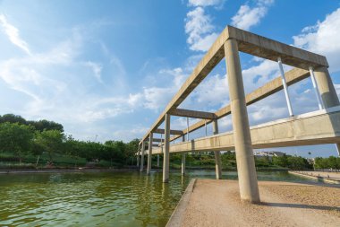 Kanal üzerindeki beton köprü açısı, mavi gökyüzü, Juan Carlos I Madrid, İspanya 'da, yatay park