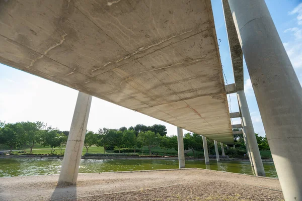 Vista Angular Debajo Del Puente Hormigón Sobre Canal Atardecer Parque — Foto de Stock