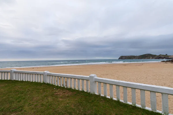 Över Vitt Staket Öde Strand Molnig Eftermiddag Med Havet Bakgrunden — Stockfoto