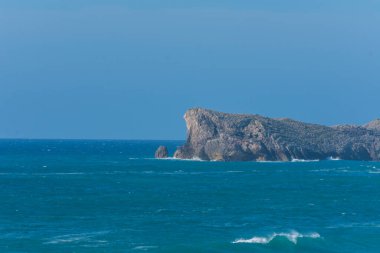 Uçurum manzaralı gökyüzü ve mavi deniz, bir yaz öğleden sonra, Liencres, Cantabria, İspanya, yatay