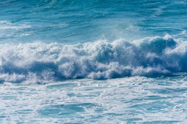 İspanya, Cantabria 'da beyaz köpüklü ve mavi denizli dalgaların yatay görüntüsü