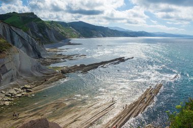 Deniz manzaralı Zumaia Flysch, Algorri sahilinde, güneşli bir yaz öğleden sonrası, yatay