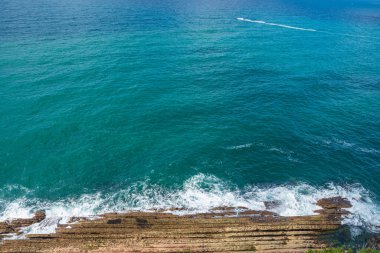 Yukarıdan, Zumaia 'nın sineğinin uçurumunun mavi dalgalı, yatay görüntüsü.