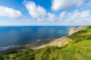 Mavi gökyüzü ve beyaz bulutlarla kaplı kıyı panoramisi Elorriaga, Bask Ülkesi, İspanya, yatay