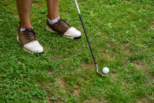 Blick Auf Männerfüße Mit Golfschuhen Mit Eisen Und Queue Ball — Stockfoto