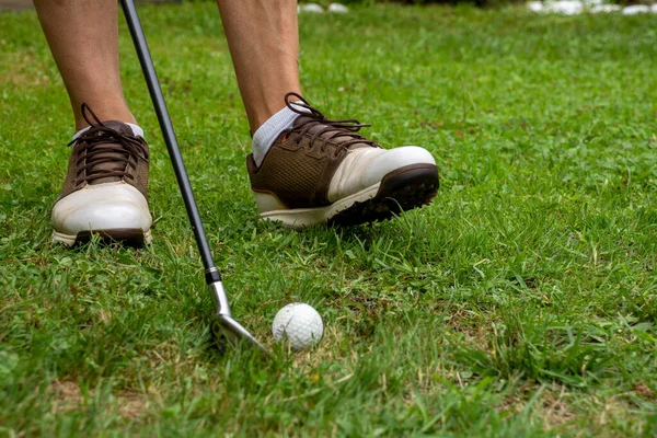 Nahaufnahme Von Männerfüßen Mit Golfschuhen Und Unscharfem Golfschläger Und Ball — Stockfoto