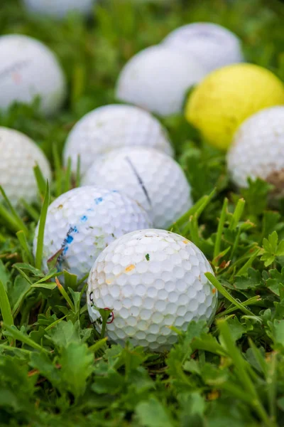 Bovenaanzicht Van Een Groep Witte Golfballen Een Geel Met Bokeh — Stockfoto