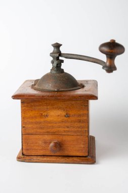 Eski ahşap kahve öğütücüsüne yakın plan, odaklanmamış saplı, beyaz arka planda, kopyalama alanı ile dikey