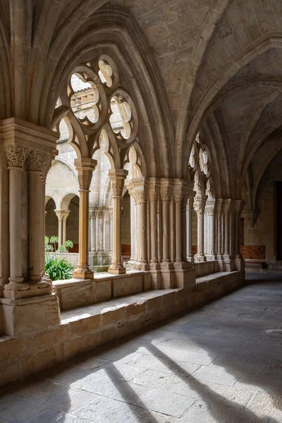 Vista Los Arcos Góticos Del Claustro Del Monasterio Poblet Tarragona —  Fotos de Stock