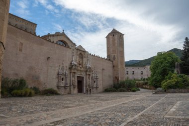 Poblet, Tarragona Manastırı Kilisesi 'nin girişinin manzarası, 24 Eylül 2020