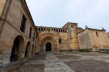Santillana del Mar, İspanya, 1 Ekim 2020 'de, 12. yüzyılın kolej kilisesinin açısal görüntüsü