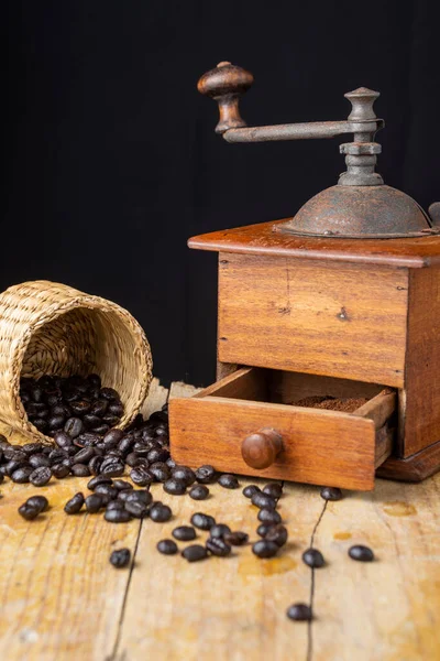 Close Van Oude Koffiemolen Met Koffiebonen Mand Houten Tafel Zwarte — Stockfoto