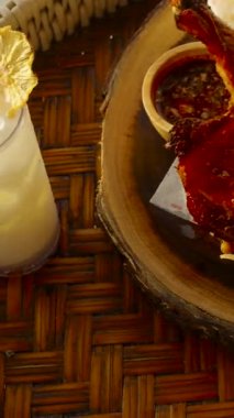 Dikey video. Izgara tavuk ve pilav, papaya salatası ve limonata deniz kenarındaki tepside, başınızın üstünde, Tayland sokak yemekleri konsepti.