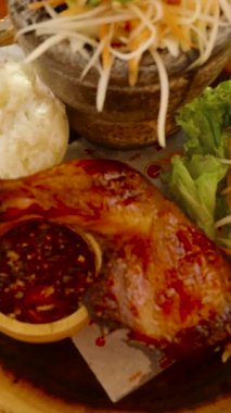 Dikey video. Izgara tavuk budu, salata ve pilav yerine marul ve limonlu ananas pilavı ve yuvarlak tepside, Tayland sokak yiyecek çeşitliliği kavramına geçiş.