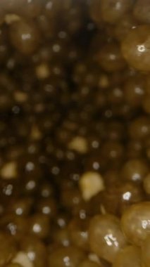 Dikey video. Dolly Kaydırıcı Papaya 'nın İçinden Dışarı Çıkıyor Bıçak Görünür Tohumlar ve Et Çevreleyen Bıçak, Tropikal Meyve Hazırlama Konsepti ile Merkezden Kesiyor