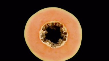 Papaya 'nın Yeşil Derili Turuncu Et ve Siyah Arkaplan Karşıtı Siyah Tohumlar, Taze Meyve Teftişi Konsepti