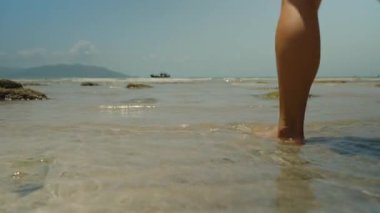 Sığ Deniz Suyunda Çıplak Ayakla Yürüyen Kadın Görünür Dalgalanmalar ve Kayalık Çıkıntıları Arka Açı Açısından Görüldü, Rahatlatıcı Deniz Kavramı