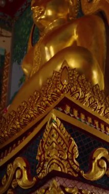 Dikey video. Altın İç Buda Heykeli Zengin Süslü Detaylar ve Yukarı Kapalı Açı Renkli Duvar Resimleri, Wat Plai Laem Samui Ruhani Sanatçılık Konsepti