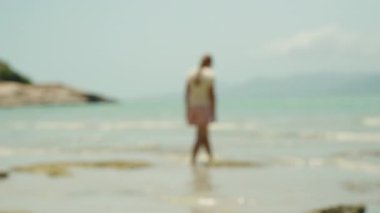 Temiz Sığ Suda Yürüyen Kadın Dağlara Yüzü Geniş Açı, Rahatlama Konsepti