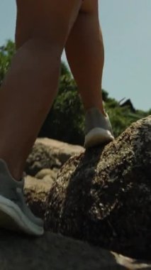 Dikey video. Spor Ayakkabılı Kadın Açık Gök Altındaki Kayalar Arasında Düşük Açı Hareket Bulanıklığı Dağları Arasında Zıplıyor