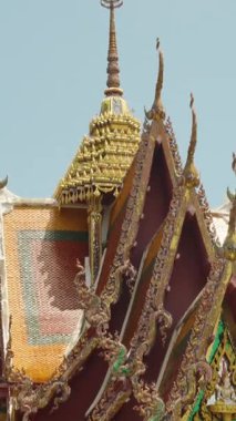 Dikey video. Çok Renkli Süslü Tapınak Çatısını Yan Açı 'dan Açık Mavi Gökyüzüne Karşı Karmaşık Ayrıntılarla Kapatın, Wat Plai Laem Samui Kültür Mirası