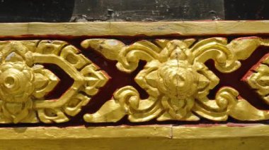 Tapınağın Altın Okunmuş Ayrıntıları Su Yüzeyi Yakınındaki Çiçekli Tırabzan, Wat Plai Laem Samui Kutsal Sanat Konsepti