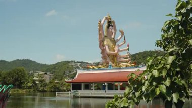 Geniş Açı Su ve Ağaçlarla çevrili Büyük Çoklu Silahlı Tanrıça Heykeli, Wat Plai Laem Samui Manevi Dönüm Noktası