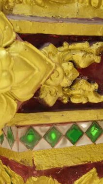 Dikey video. Yeşil Mücevher desenli ve Süslü Parlak Işıklı Altın Tapınak Detayları, Wat Plai Laem Samui Sanatçı Sanatçısı