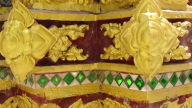 Yeşil Mücevher desenli ve Süslü Parlak Işıklı Altın Tapınak Detayları, Wat Plai Laem Samui Sanatçı Sanatçısı