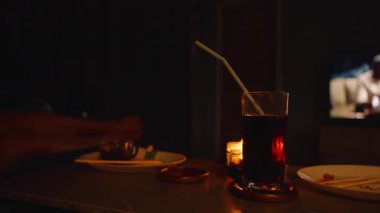 Loş Aydınlık Eller Kaldıraç Koyu İçeceklerin Uzun Bardakları Mumlarla Masanın yanında titreşiyor Alçak açılı Konforlu Boş İçecekler Konsepti