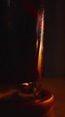 Masanın Arkasında Mum Alevli Koyu İçecekle Sıcak Sönük Odası 'nda Tabak ve Yemekli Gevşek Televizyon Zamanı kavramını kapat