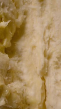 Dikey video. Kamera Dolly Kaydırağı Üzerinde Hareket Ederken Olgun Durian Etini Kalın Sarı Segmentlerle Kapat Yumuşak Hareket Tropikal Meyve Konsepti Oluştur