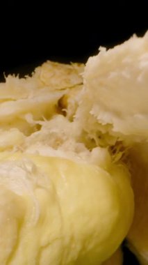 Dikey video. Dolly Kaydırıcı, Egzotik Sağlıklı Gıda Kavramını Yumuşak Taşırken İki Elli İçini Göstererek Durian 'ın Yakından Çekilmesine Yaklaş