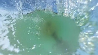 Yavaş Hareket, Erkek ve Kadın Küçük Gezegen Efektiyle Su Yüzeyinin Üzerinden Nesne Geçerken Açık Hava Oyunu 'nun keyfini çıkarırken, Oyuncu Bağlantıyı Anla