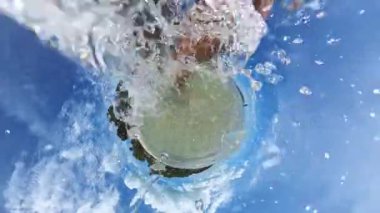 Suya Akan Adam Küçük Gezegen Efekti ve Parlak Gökyüzü ile Yavaş Hareket Yaratan Aktif Sahil Eğlencesi