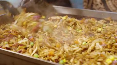 Sokak satıcılarının kepçelerini kapatıyoruz. Kızarmış erişte ve sebzeleri plastik tepsiye koyup gece pazarında servis etmek üzere marul koyuyoruz. Sokak Gıda Konsepti.