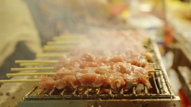 Sıcak ızgarada pişirilmiş çiğ et ve canlı sokak yemekleri pazarında yükselen dumanla kapanış, Barbekü Konsepti