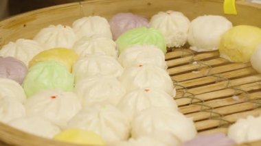 Bambu buharlı buharlı çöreklerin geniş açısı yumuşak desenli ve farklı dolgulu geleneksel Asya sokak yemeği kavramı.