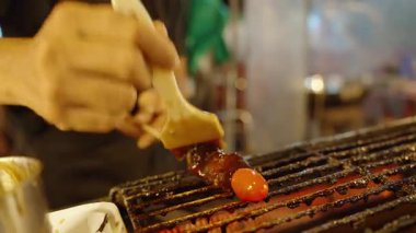 Izgara et şişi ve domatesli fırçalama sosu sıcak ızgara, sığ alan derinliği, sokak yemekleri konsepti.