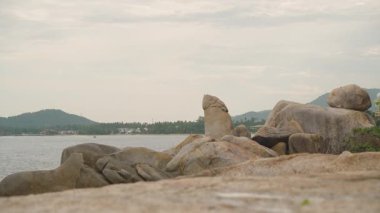 Meşhur Hin Ta Hin Yai Rock Formasyonlarıyla Kayalıklarda Yürüyen Kadın Samui Adası, Yan Açı, Kıyı Keşfi