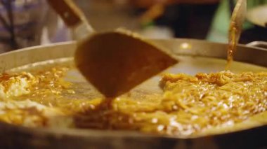 Slow Motion Mixing Pad Thai ve Metal Spatula Büyük Yuvarlak Pan in Busy Thai Night Market, yakın açı, Street Food Concept
