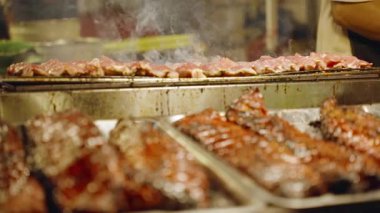 Slow Motion Row of Pork Skewers, Smoky Grill 'de mangalda kızartılıyor Market Stall' da Barbekü Et, düşük açı, Sokak Gıda Konsepti